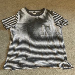 Old Navy•Boyfriend fit tee•L•Pocket on the front